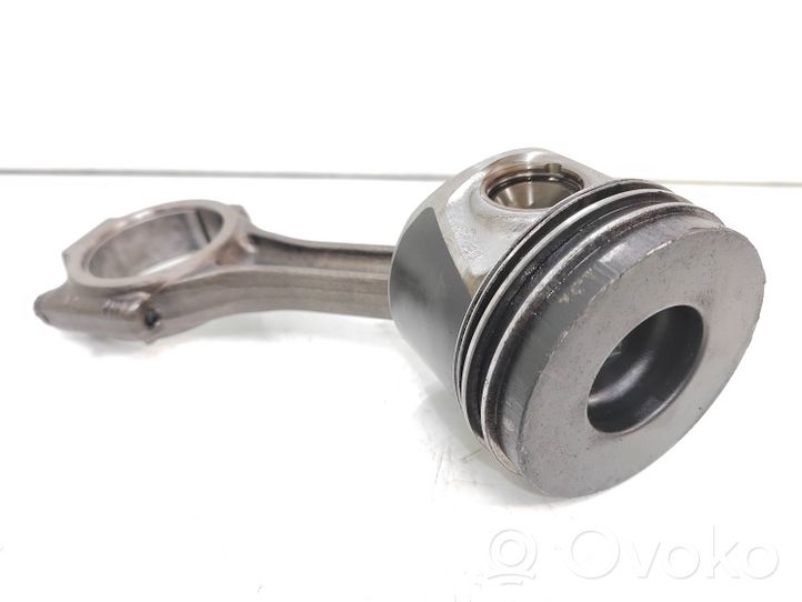 Mitsubishi Outlander Piston with connecting rod 301007