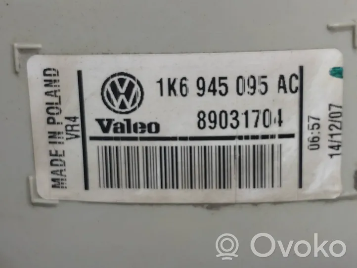 Volkswagen Golf V Задний фонарь в кузове 1K6945095AC