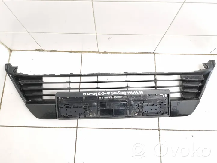 Toyota Auris E180 Etupuskurin alempi jäähdytinsäleikkö 5311202390