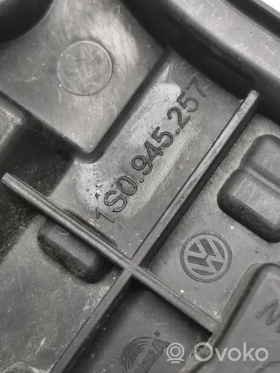 Volkswagen Up Takavalon polttimon suojan pidike 1S0945257