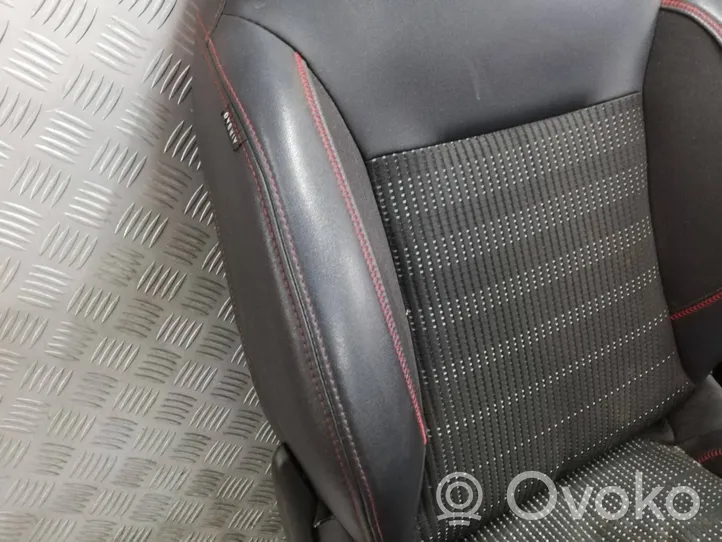 Peugeot 208 Sitze komplett 