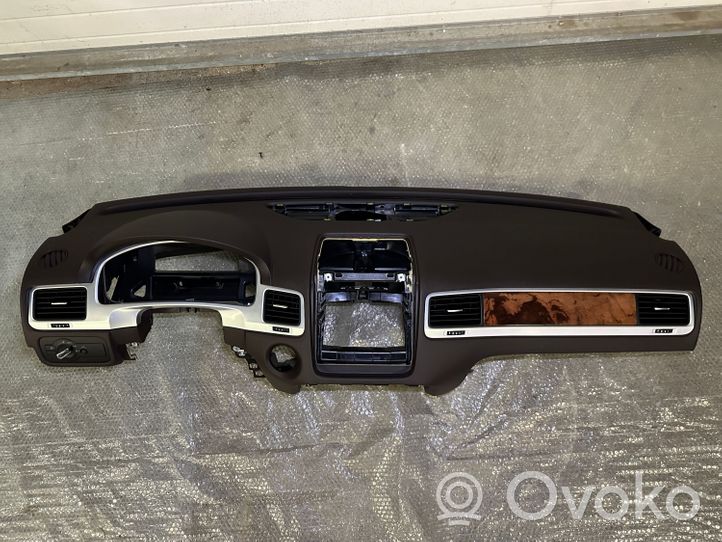 Volkswagen Touareg II Tableau de bord 7P1857100