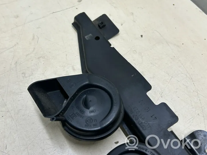 Audi Q7 4L Soporte/base de la señal acústica 4L0951229A