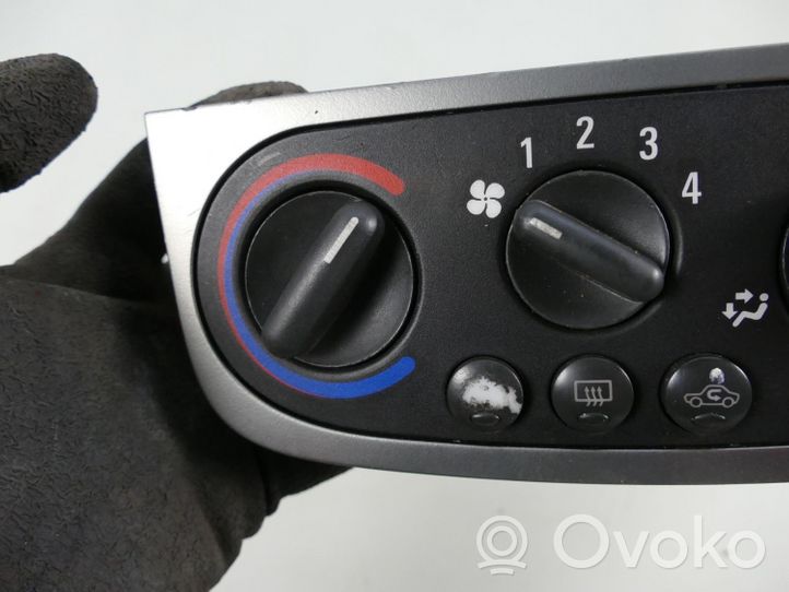 Chevrolet Corsa Ilmastointi-/lämmityslaitteen säätimen kehys 