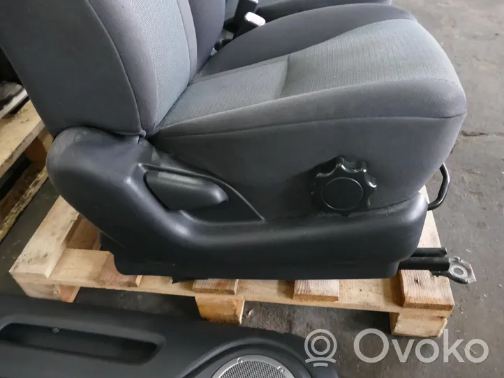 Toyota RAV 4 (XA20) Istuimien ja ovien verhoilusarja 