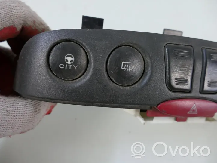 Fiat Punto (188) Botón interruptor de luz de peligro 