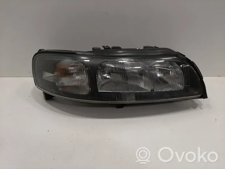 Volvo V70 Lampa przednia 8693548