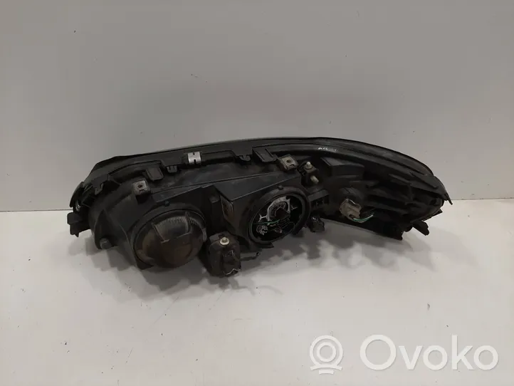 Volvo V70 Lampa przednia 8693548