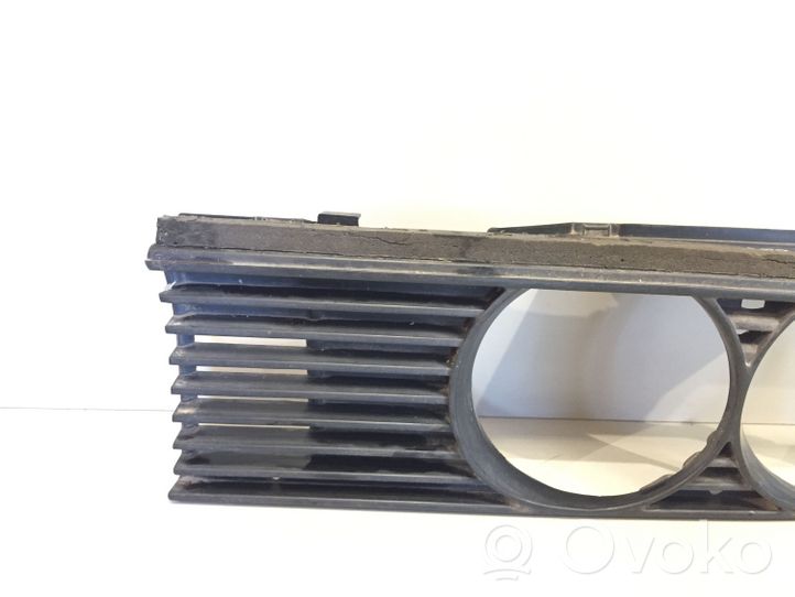 BMW 3 E30 Listwa pod lampę przednią 18760910