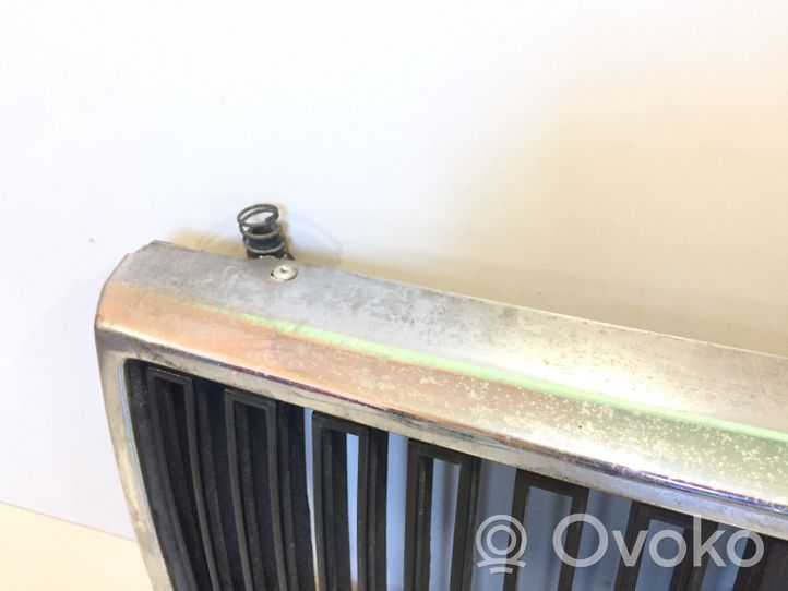 Volvo 240 Grille calandre supérieure de pare-chocs avant 1312657