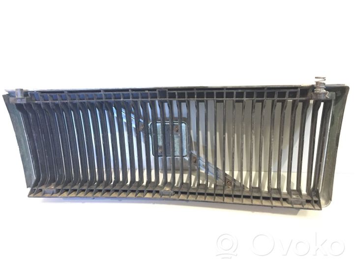 Volvo 240 Grille calandre supérieure de pare-chocs avant 1312657