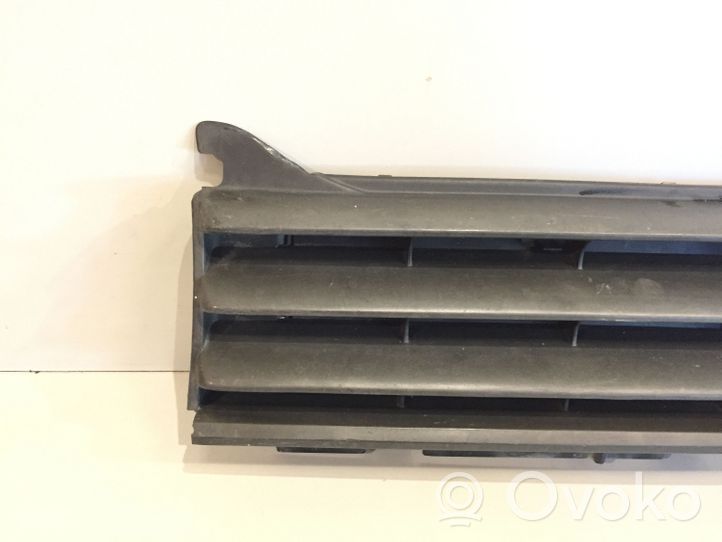 Volkswagen PASSAT B2 Grille calandre supérieure de pare-chocs avant 321853653N