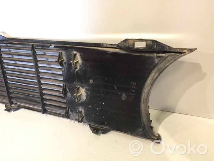 Volkswagen Golf I Grille de calandre avant 321853601