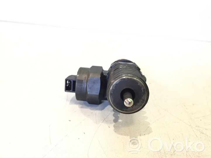 Volkswagen PASSAT B5 Fuel injector 038130073F