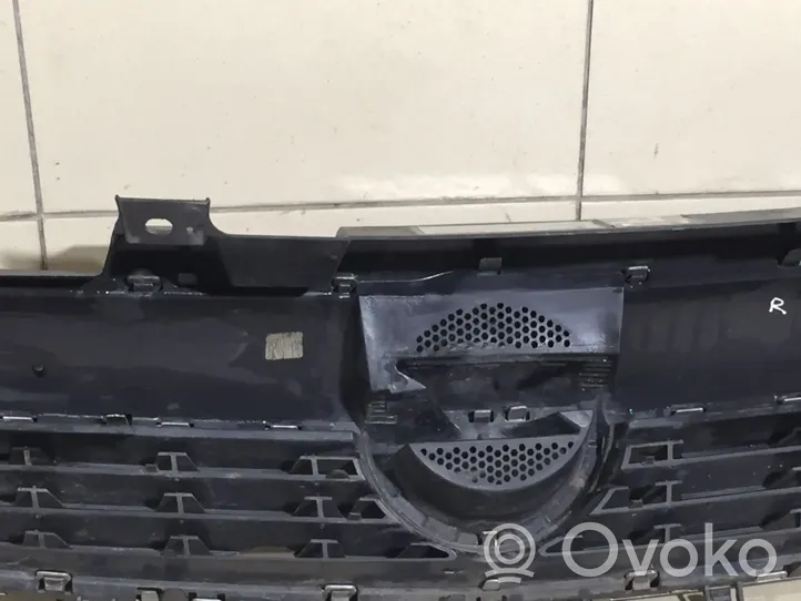 Opel Zafira B Grille calandre supérieure de pare-chocs avant 13157590