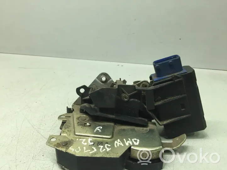 BMW 3 E36 Front door lock 8122418