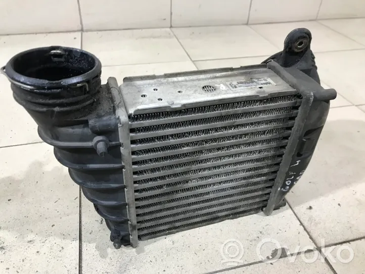 Volkswagen Golf IV Chłodnica powietrza doładowującego / Intercooler 1J0145803N