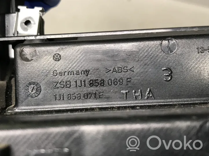 Volkswagen Golf IV Konsola środkowa / Radio / GPS 1J1858071F