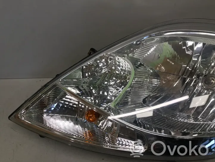 Opel Vivaro Lampa przednia 