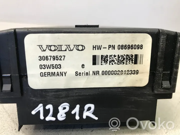 Volvo XC90 Ramka / Moduł bezpieczników 30679527