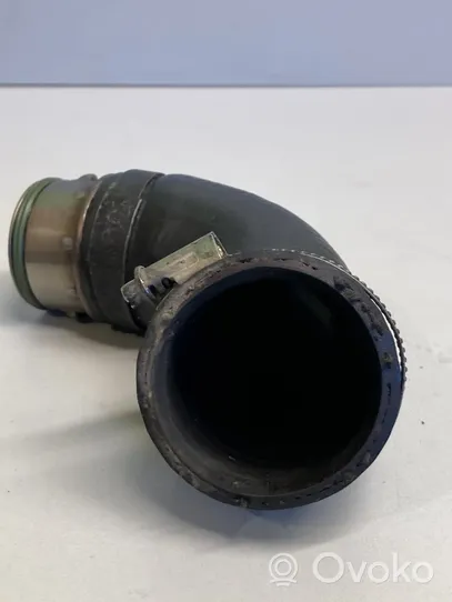 Volkswagen PASSAT B6 Tube d'admission de tuyau de refroidisseur intermédiaire 038131111C