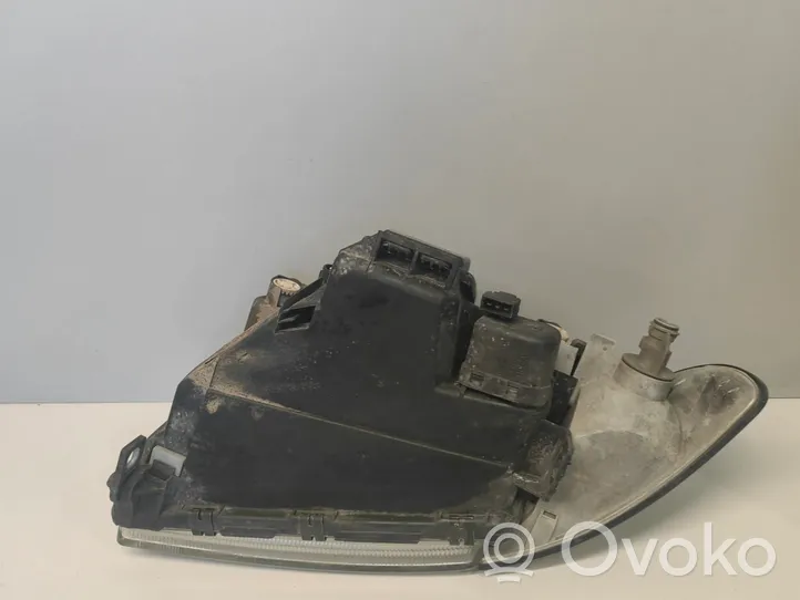 Audi A4 S4 B5 8D Lampa przednia 