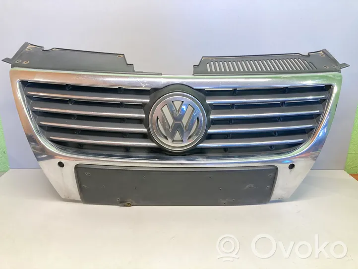 Volkswagen PASSAT B6 Etupuskurin ylempi jäähdytinsäleikkö 3C0853651D