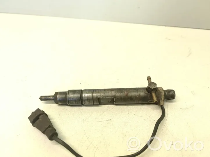 Volkswagen Golf III Fuel injector 028130201J