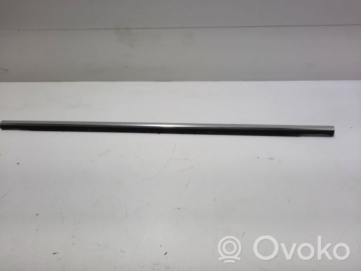 Volkswagen PASSAT B5.5 Rivestimento modanatura del vetro della portiera posteriore 3B4839475