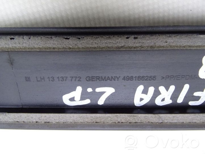 Opel Zafira B Moulure de porte avant 13137772