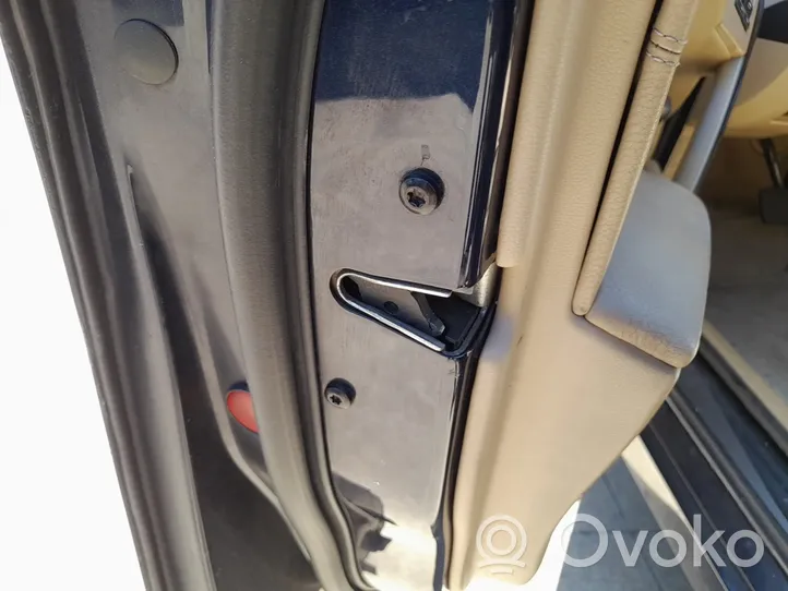 BMW 5 E60 E61 Coupe-mallin oven lukko (kahvan vieressä) 