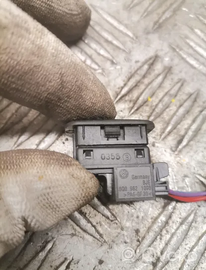 Volkswagen Touran II Alarm switch 