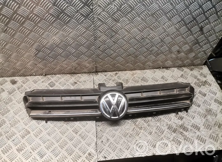 Volkswagen Golf VII Etupuskurin ylempi jäähdytinsäleikkö 