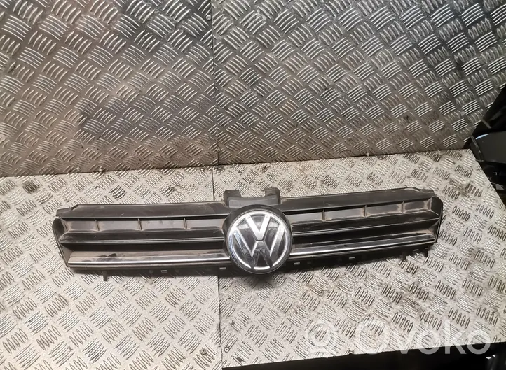 Volkswagen Golf VII Etupuskurin ylempi jäähdytinsäleikkö 