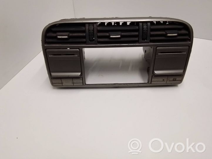 Nissan X-Trail T30 Cadre, panneau d'unité radio / GPS 687508H300