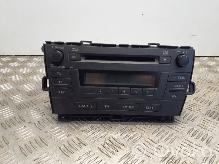 Toyota Prius (XW30) Panel / Radioodtwarzacz CD/DVD/GPS 8612047300