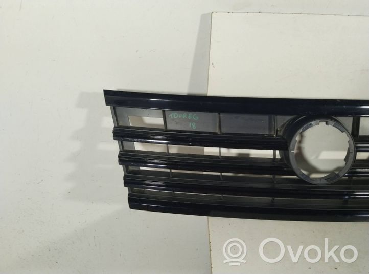 Volkswagen Touareg III Griglia superiore del radiatore paraurti anteriore 7G0853653B