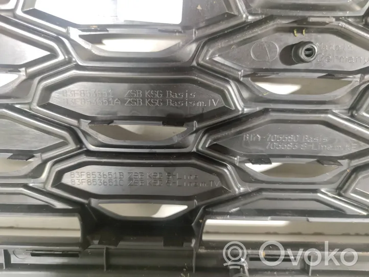 Audi Q3 F3 Grille calandre supérieure de pare-chocs avant 83F853651B