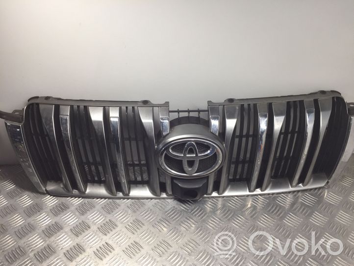 Toyota Land Cruiser (J150) Grille calandre supérieure de pare-chocs avant 5311460080