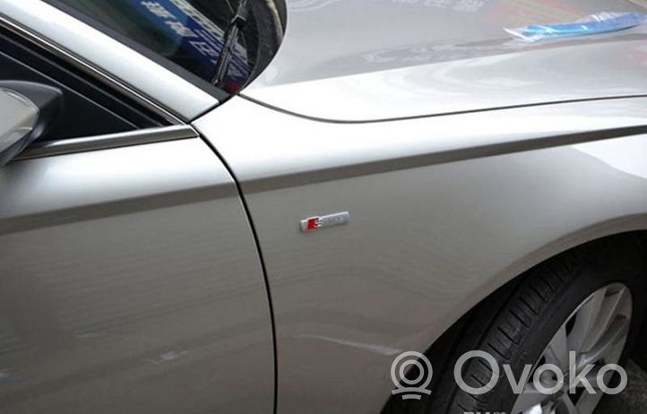 Audi R8 42 Mostrina con logo/emblema della casa automobilistica 8N0853601A