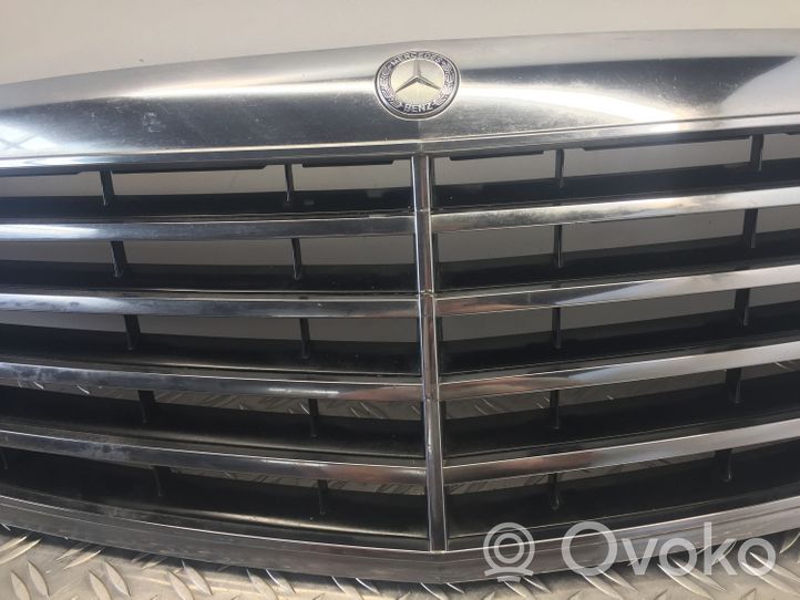 Mercedes-Benz S W221 Grotelės viršutinės 2218800083