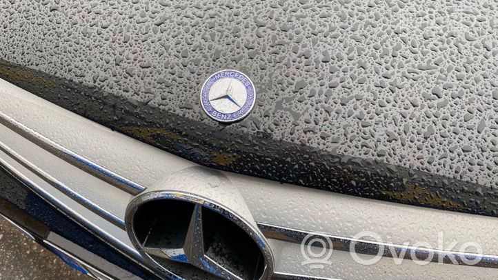 Mercedes-Benz C W203 Mostrina con logo/emblema della casa automobilistica A2048170616