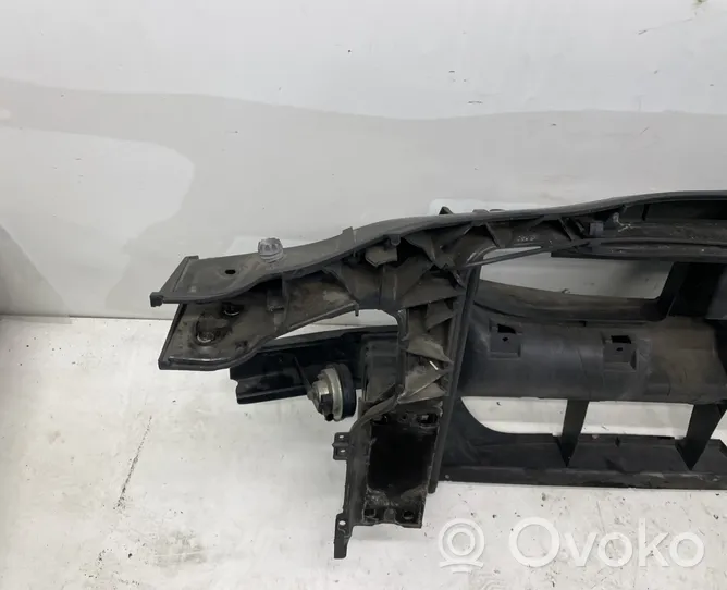 BMW 3 E90 E91 Jäähdyttimen kehyksen suojapaneeli 7146645