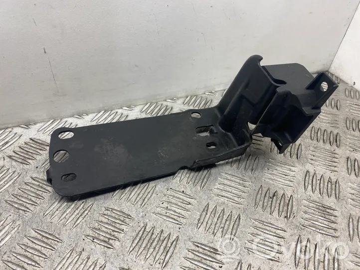 BMW 3 E90 E91 Radiator mount bracket 7117811