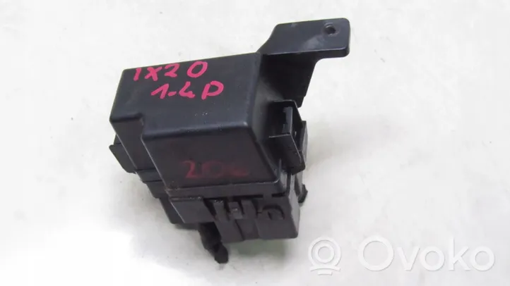 Hyundai ix20 Relay mounting block 