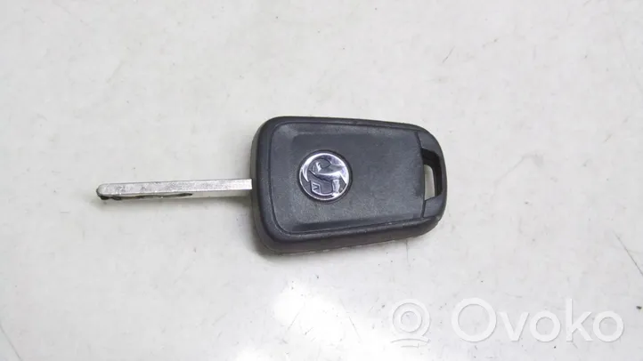 Opel Zafira C Ignition key/card 