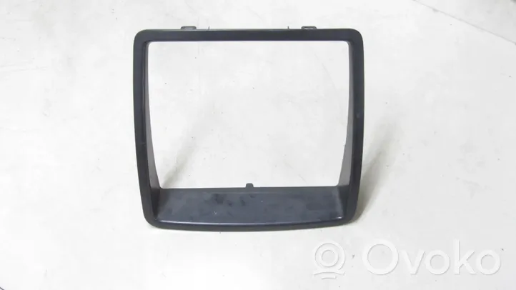 Renault Trafic II (X83) Cadre, panneau d'unité radio / GPS 8200933948