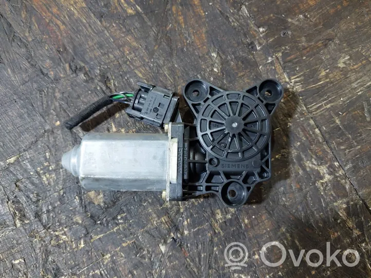 Mercedes-Benz C W203 Moteur de lève-vitre de porte avant A2208204542