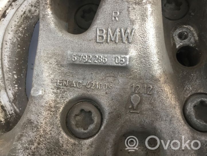 BMW 2 F22 F23 Zwrotnica koła przedniego 6873740