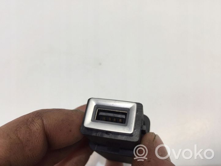 Citroen C4 III e-C4 Connettore plug in USB 9824334377